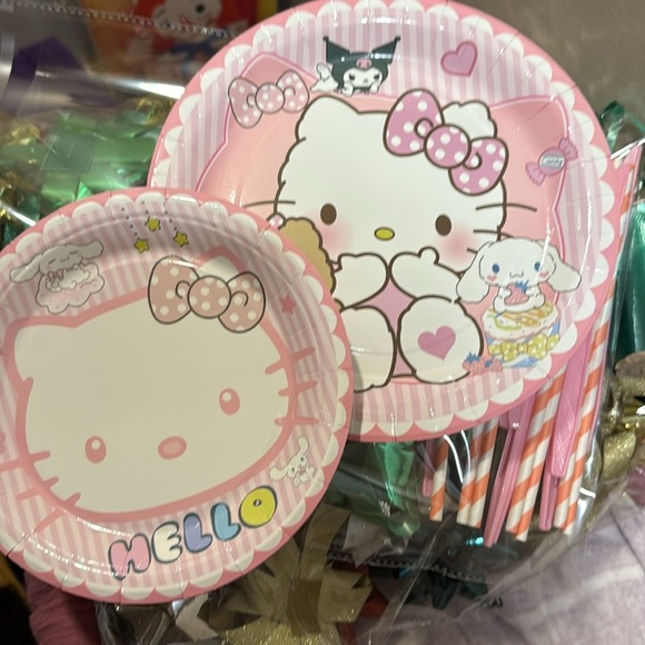 Hello Kitty 47 Piece Pink and White Party Tableware Set - Picture 6 of 13